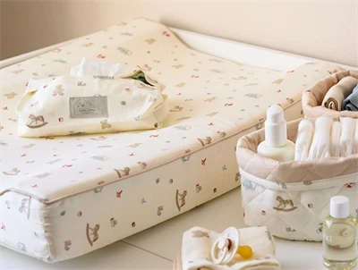 Cam Cam Copenhagen vådservietcover på puslebord med vintage toys print