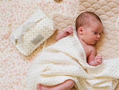 Cam Cam Copenhagen vådservietcover på puslebord med rowan print