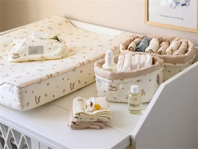 Cam Cam Copenhagen opbevaringskurve på puslebord med vintage toys print