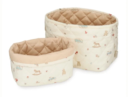Cam Cam Copenhagen quiltede opbevaringskurve i råhvid nuance med vintage toys print