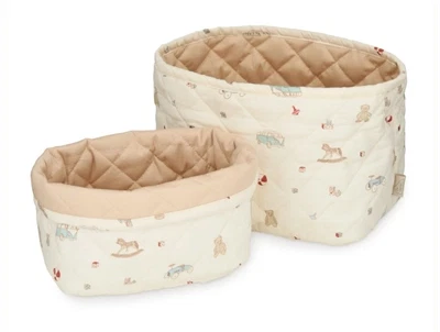 Cam Cam Copenhagen quiltede opbevaringskurve i råhvid nuance med vintage toys print