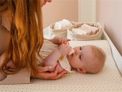 Cam Cam Copenhagen quiltede opbevaringskurve i råhvid nuance med rowan print