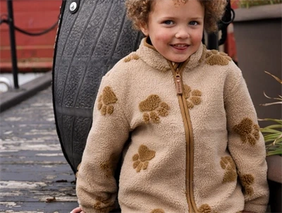 Mikk-line teddy jakke paw aop bæres af barn