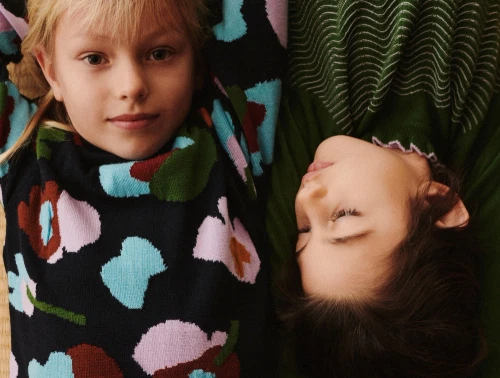 Jacquard sweater i dark navy med blomster fra FUB i merinould