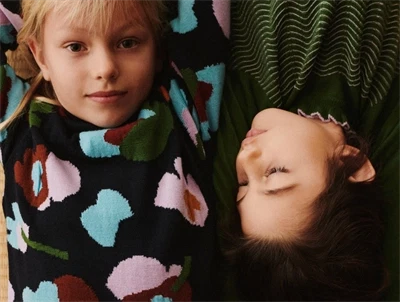 Jacquard sweater i dark navy med blomster fra FUB i merinould