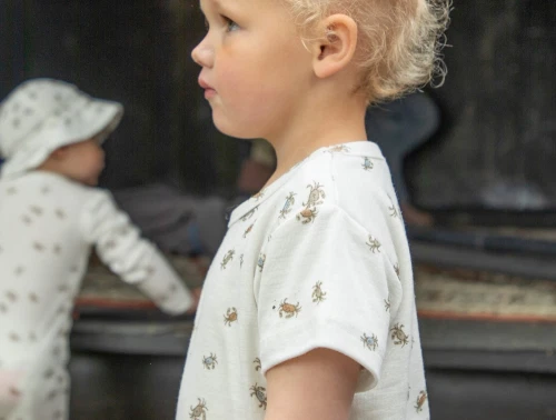 Pige iklædt Joha t-shirt i råhvid nuance med krabbeprint og korte ærmer i uld og silke