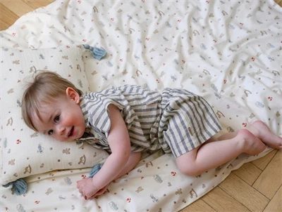 Cam Cam Copenhagen juniorsengetøj i brug med vintage toys print