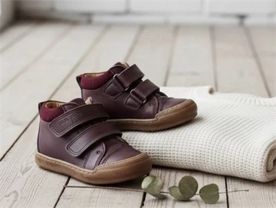 Pom Pom sneaker dark plum med velcro