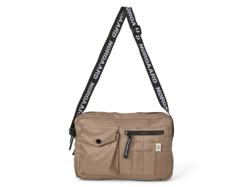 Mads Nørgaard Cappa taske brun forside med logo rem