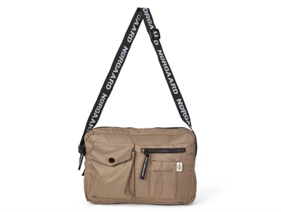 Mads Nørgaard Cappa taske brun forside med logo rem