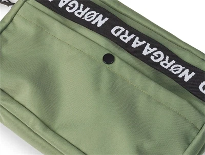 Nærbillede af baglomme på grøn Mads Nørgaard taske