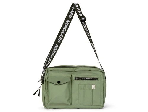 Mads Nørgaard Cappa taske i støvet grøn med sort logorem
