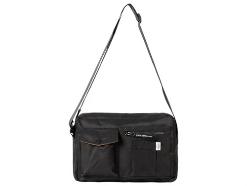 Cappa taske fra Mads Nørgaard i sort med flere rum og logo