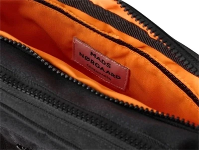 Indvendigt rum med orange foer i Mads Nørgaard Cappa taske
