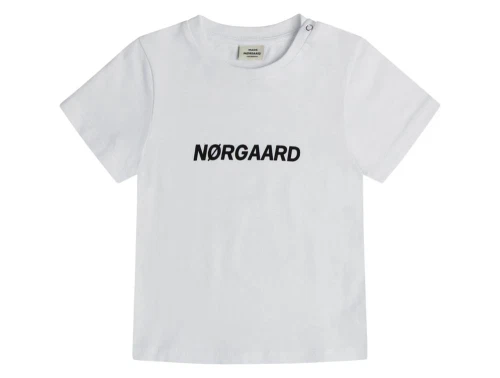 hvid t-shirt fra Mads Nørgaard set forfra med sort logo