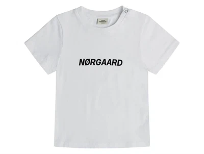 hvid t-shirt fra Mads Nørgaard set forfra med sort logo