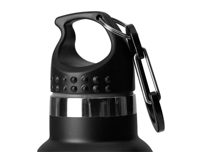 Detalje af låg og karabinhage på Mads Nørgaard drikkedunk i black