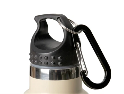 Detalje af låg og karabinhage på Mads Nørgaard drikkedunk i creme brulee