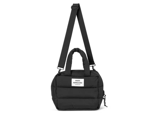 Mads Nørgaard boxy taske sort med justerbar skulderrem og dobbelte hanke