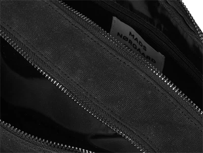 Indvendig detalje af Mads Nørgaard Crinckle Jade taske sort med flere rum og sorte lynlåse