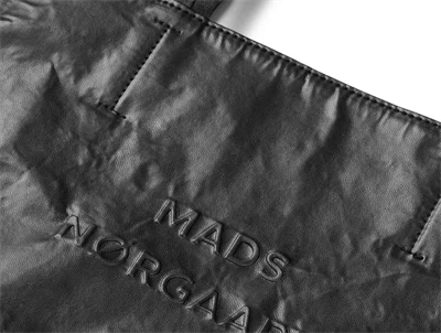 Detalje af Mads Nørgaard Crinckle Journey tote bag sort med præget logo