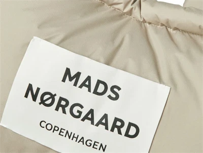 Detalje af logo på Mads Nørgaard taske i laurel oak