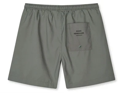 Mads Nørgaard badeshorts i farven moon mist set bagfra