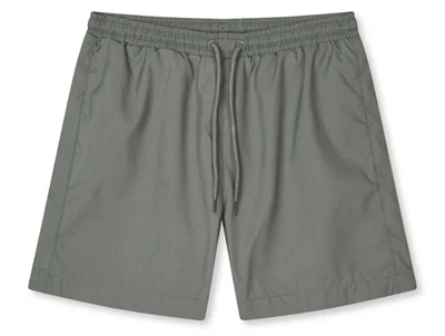 Mads Nørgaard badeshorts i farven moon mist set forfra