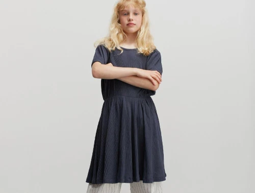 Pige klædt i Mads Nørgaard kjole i parisian night