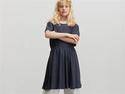 Pige klædt i Mads Nørgaard kjole i parisian night