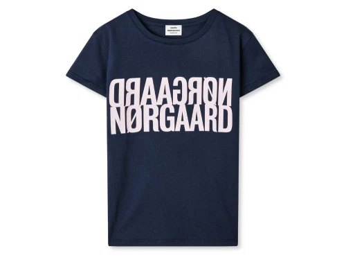 mads nørgaard t-shirt parisian night med lyserødt logo forfra