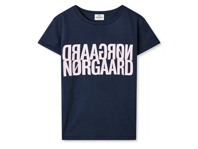 mads nørgaard t-shirt parisian night med lyserødt logo forfra