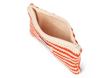 Mads Nørgaard Crochet Mili Stripe Pouch fiery red/vanilla ice set oppefra med åben lynlås