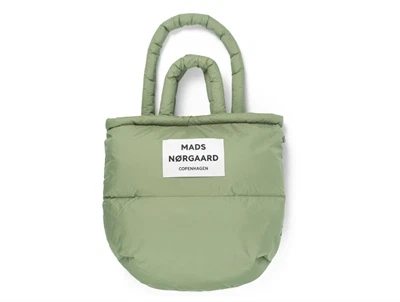 Mads Nørgaard quiltet taske oil green med dobbelte hanke og synligt logo