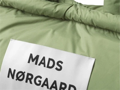 Detalje af Mads Nørgaard quiltet taske oil green med stort logo