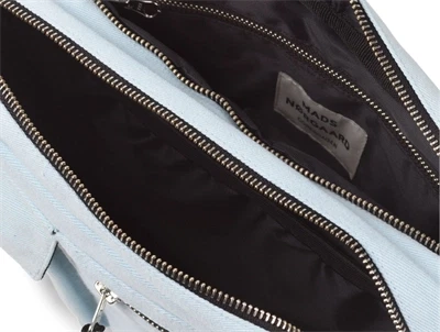 Indvendig detalje af Mads Nørgaard Cappa taske ballad blue med sorte lynlåse og sort foer