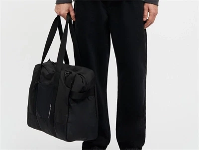 Mads Nørgaard taske bæres i hånden i sort