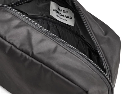 Inderside af sort Mads Nørgaard toilettaske med synligt logo