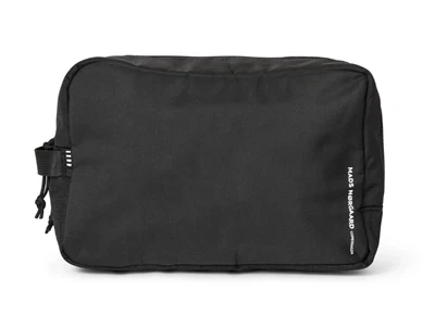 Mads Nørgaard toilettaske i sort med logo og lynlås