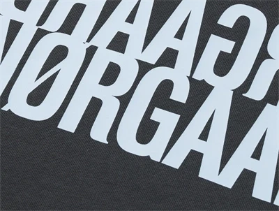 nærbillede af spejlvendt logo på gråsort sweatshirt fra Mads Nørgaard