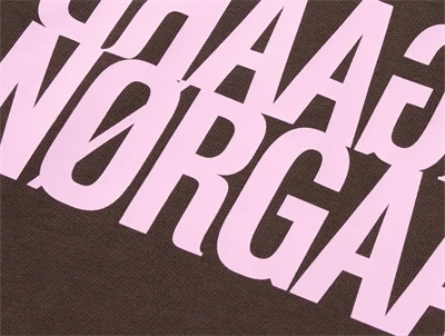 Nærbillede af pink spejlvendt logo på Mads Nørgaard sweatshirt