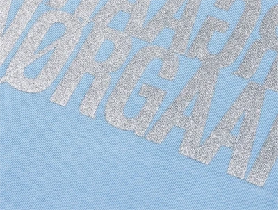 Detalje af spejlvendt sølvlogo på Mads Nørgaard sweatshirt i frozen fjord