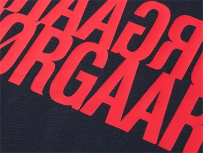 Nærbillede af logo på T-shirt i parisian night fra Mads Nørgaard