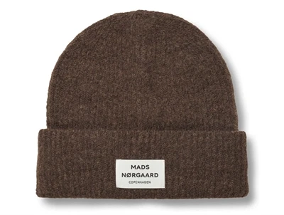 Anju hue i mørkebrun fra Mads Nørgaard med rib og logomærke