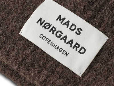 Anju hue i desert palm fra Mads Nørgaard med hvidt logo foran