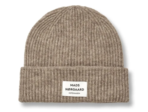 Ribstrikket Anju hue fra Mads Nørgaard i farven roasted cashew