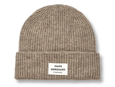 Ribstrikket Anju hue fra Mads Nørgaard i farven roasted cashew