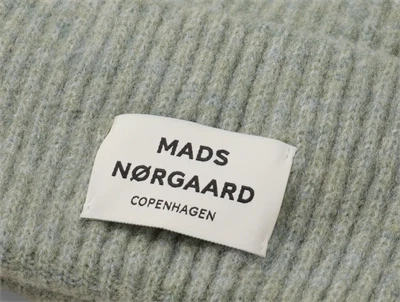 Nærbillede af Mads Nørgaard logo på lysegrøn hue