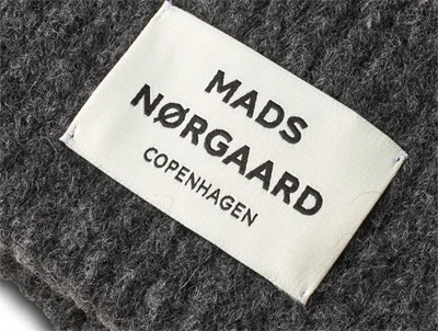 Mads Nørgaard logomærke på hue i dark grey melange