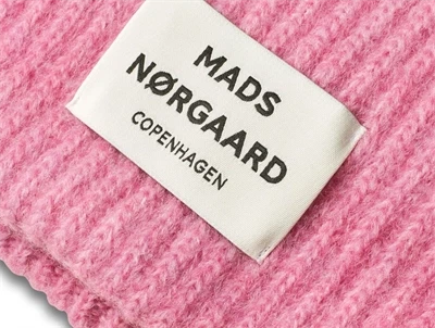nærbillede af Mads Nørgaard hue i fuchsia pink med logomærke